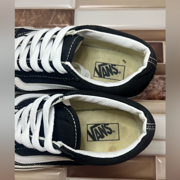 Kids Van's Old Skool Skate Shoe. Black and white size 3 unisex Boy or girl. - Picture 14 of 16